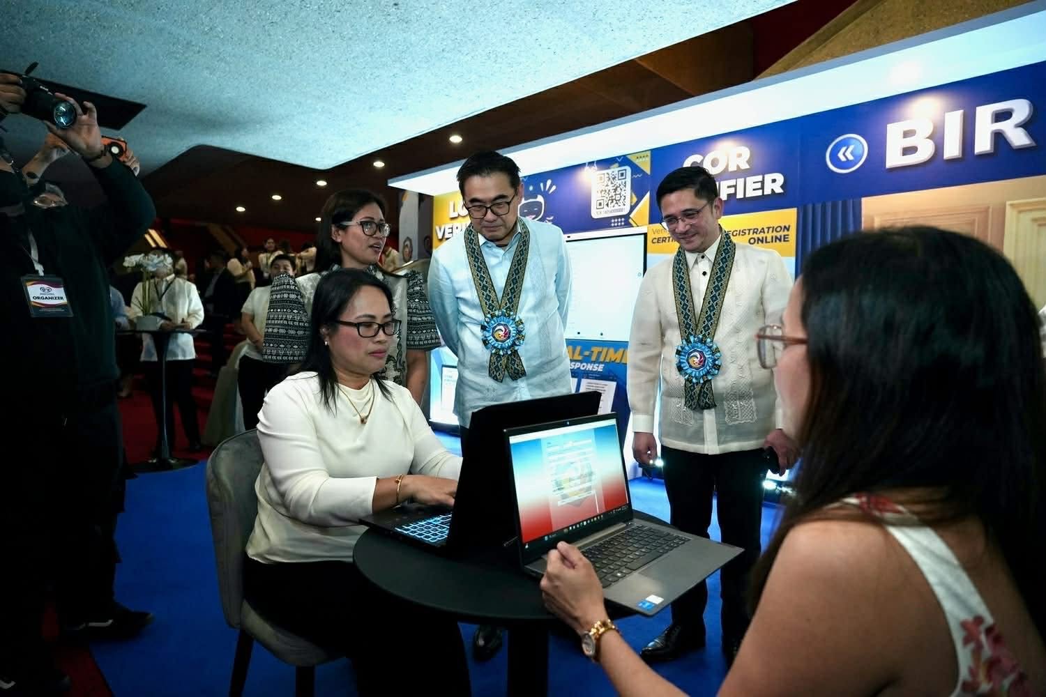 Go, Mendoza underscore integrity, service reforms